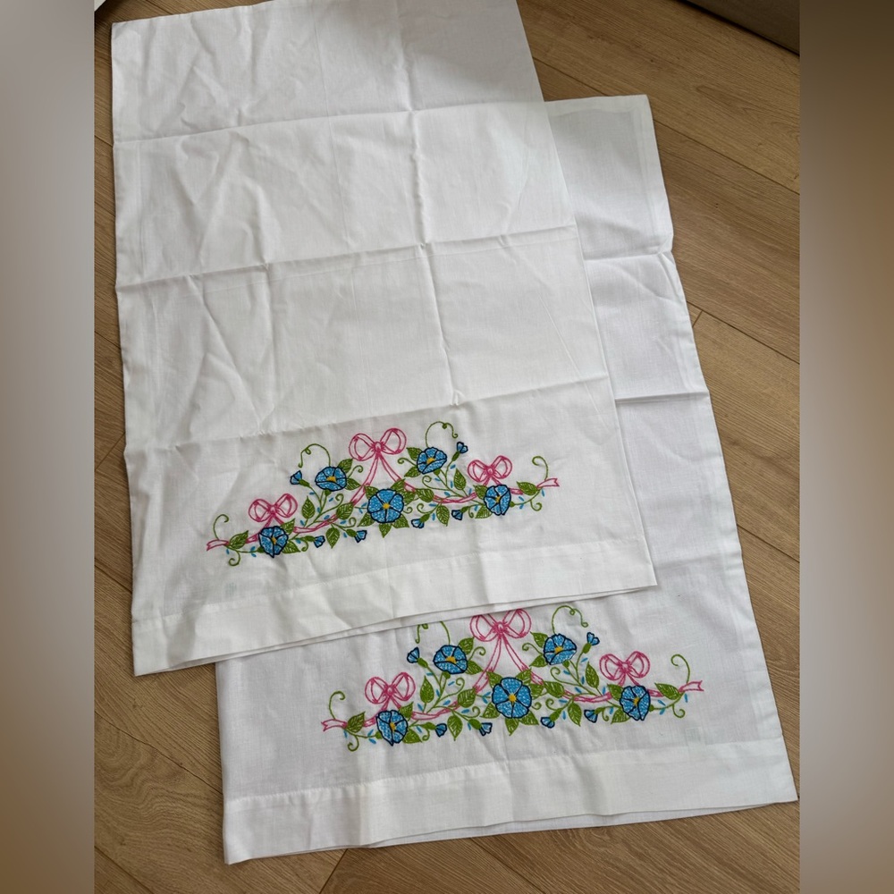 VTG SET OF 2 Hand Embroidered Multi Color Flower Standard Pillowcases 21”X31”